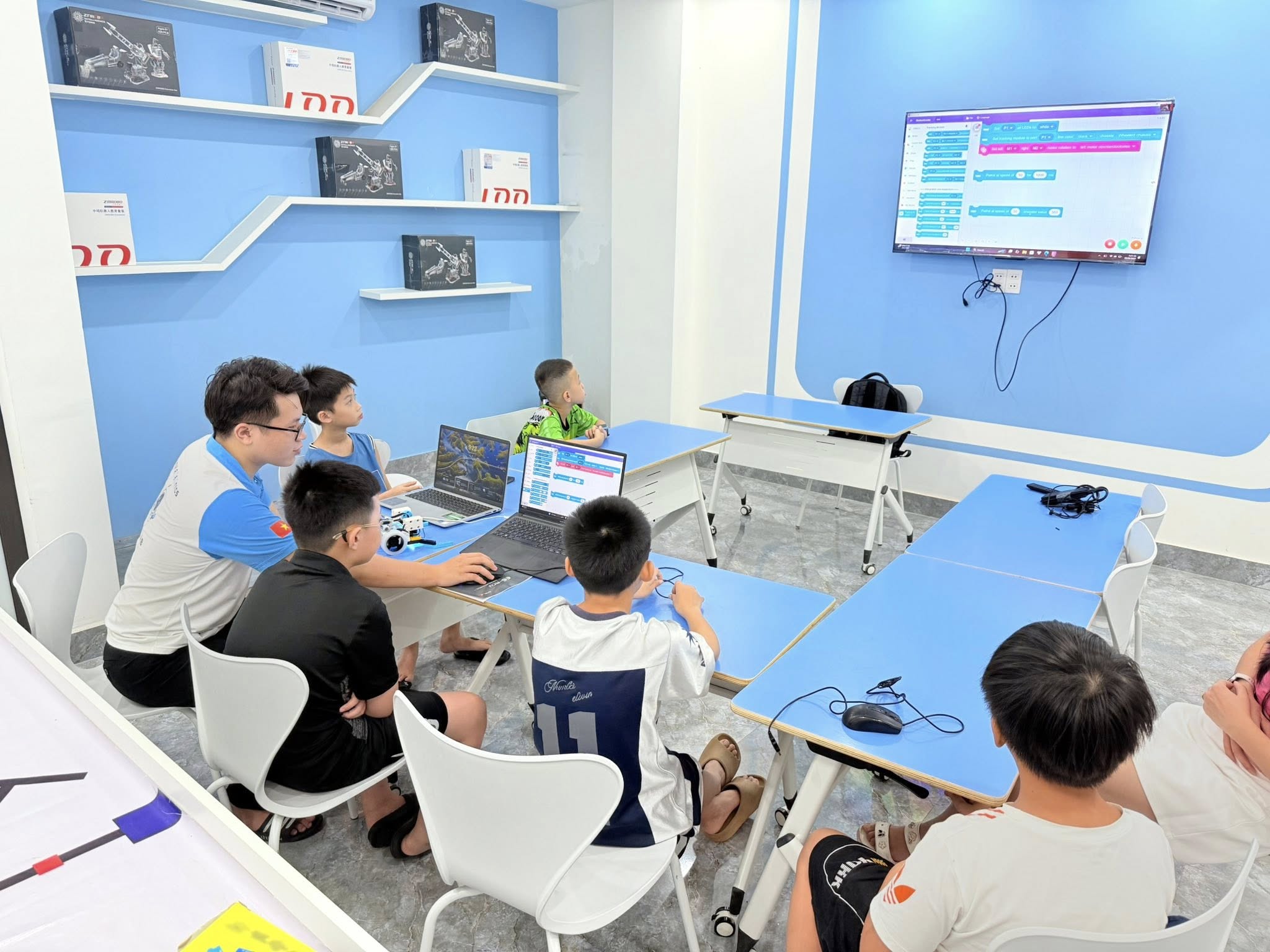 Trẻ 5 tuổi học Milo với máy tính bảng tại ROBOLAB
